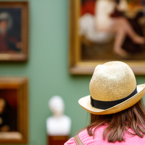 Visitas culturales y excursiones organizadas para socios, fomentando la cultura y el aprendizaje
